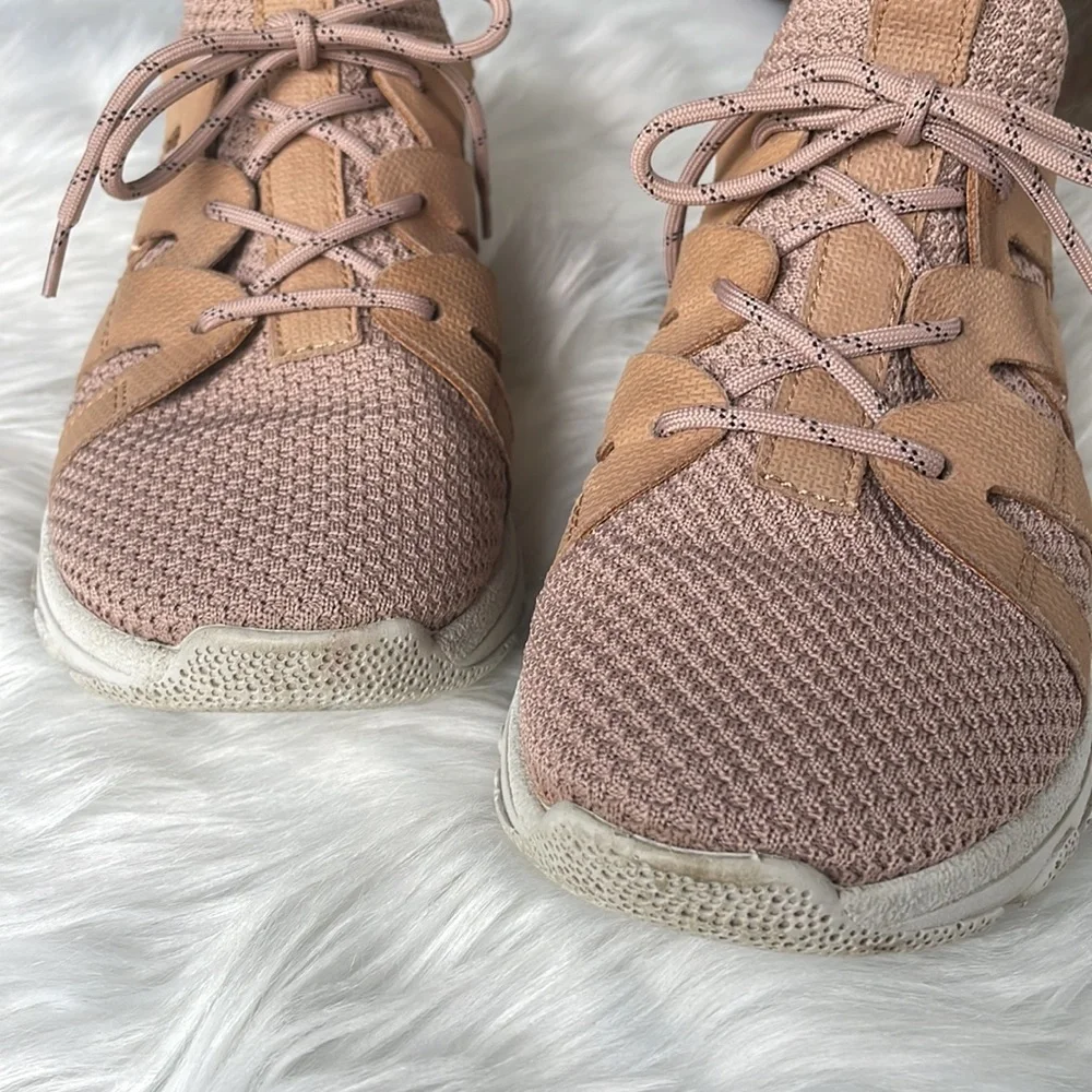 OTBT unison sneaker salmon blush EUC‎ Size 9